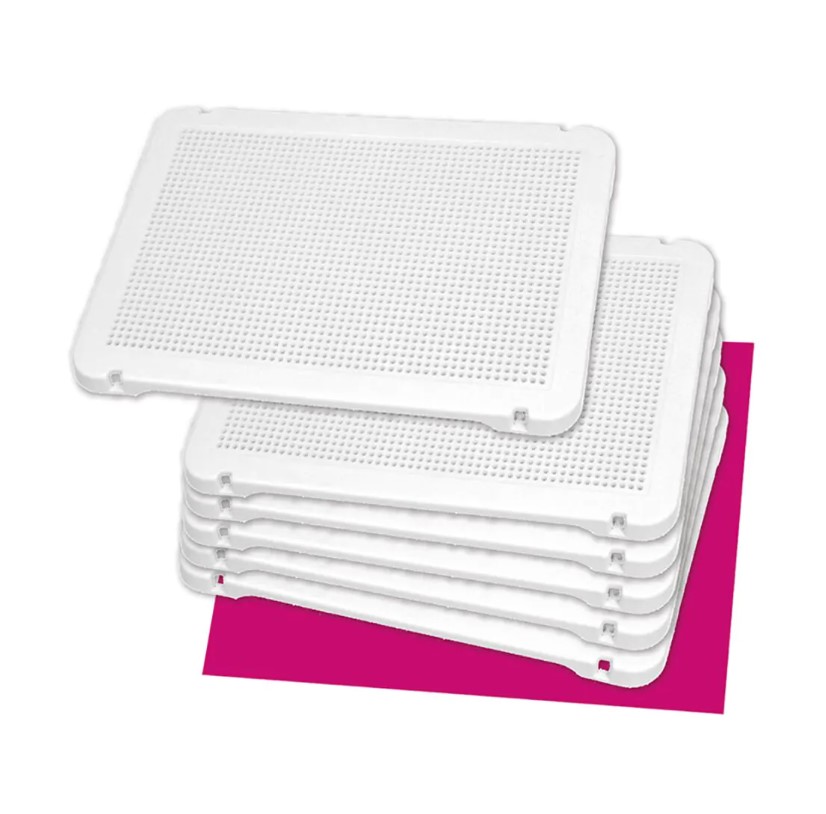 Conjunto de 6 Placas Brancas Para Pinos Seis tabuleiros brancos de plástico perfurado empilhados sobre fundo rosa