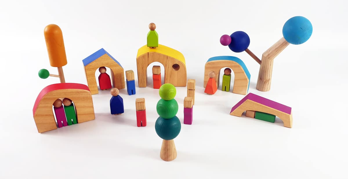 Pack Casas + Família 12 Nanis + Árvores Brinquedos de madeira coloridos com formas de árvores, casas e figuras humanas