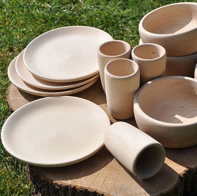 Real Size Natural Tea Set – Conjunto de Chá em Madeira (12 Peças) Utensílios de cozinha em madeira clara sobre tronco em relva