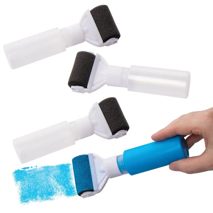 Pack 5 - Rolos Aplicadores de Tinta Quatro aplicadores de tinta com esponja, três brancos e um azul a pintar em azul