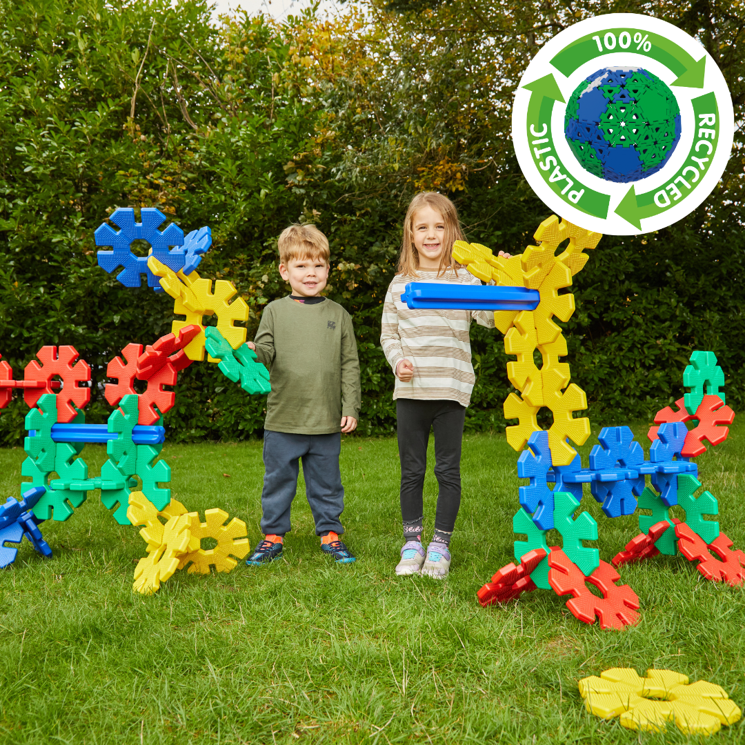 Giant Octoplay Set 2 Crianças com brinquedos de montar grandes e coloridos em relva