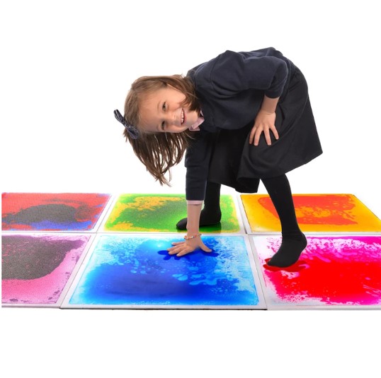 Azulejos Sensoriais em Forma Quadrada - Pack de 6 Criança tocando tapetes sensoriais coloridos