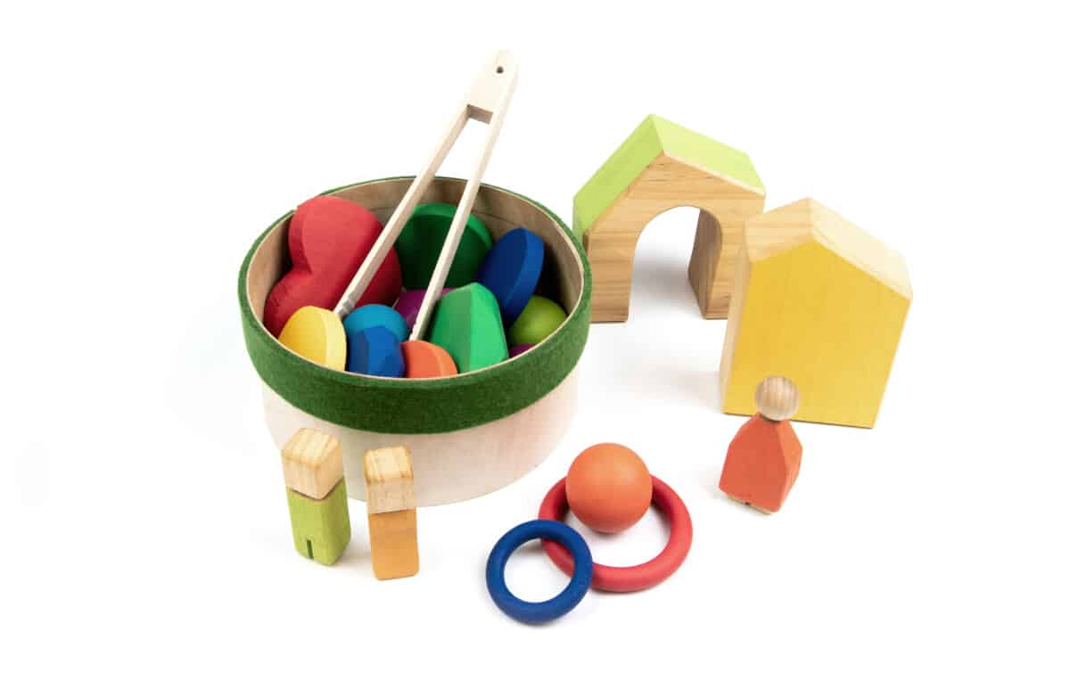 Cesto do tesouros Brinquedos de madeira coloridos com peças redondas, casas e figuras humanas