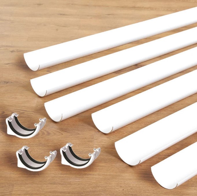 Calhas de Plástico para Canalização de Água – Pack de 6 Cinco calhas brancas e quatro suportes transparentes sobre mesa de madeira clara.