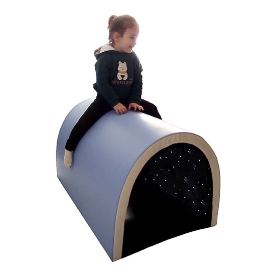 Túnel Sensorial com Estrelas Luminosas Brinquedo túnel almofadado azul claro com luzes interiores pretas e criança sentada