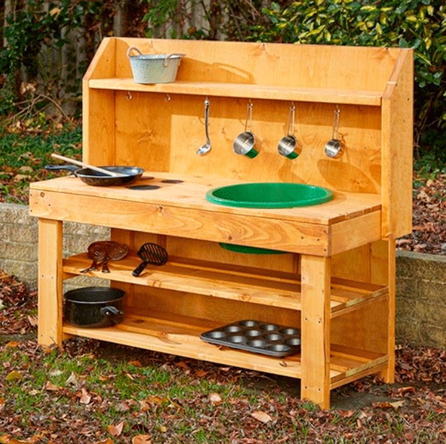 Cozinha de Lama Grande Bancada de madeira infantil com lava-louça verde e utensílios de cozinha ao ar livre