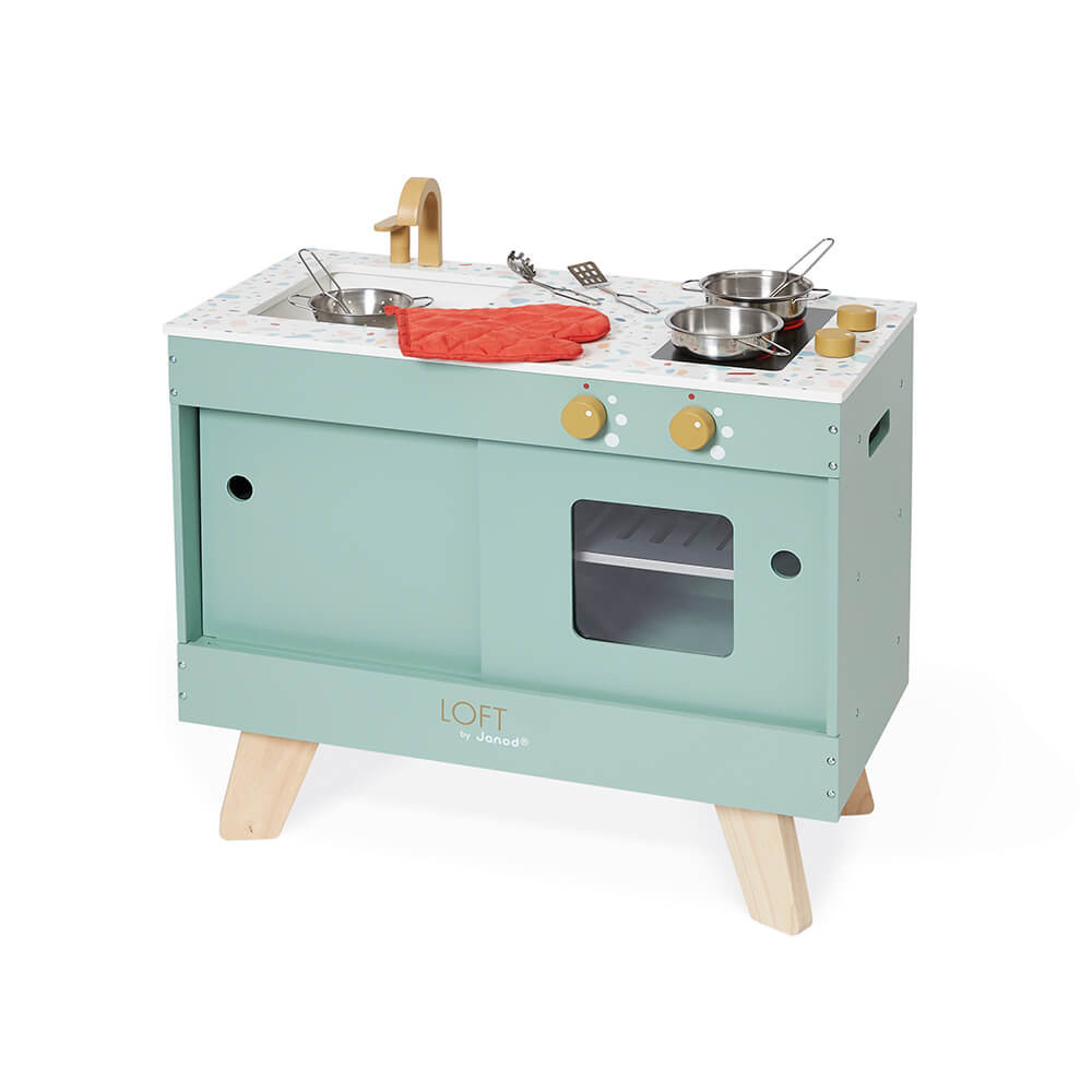 Loft Kitchen Mini cozinha de brincar verde água com tampo branco, lava-louça inox, forno e fogão com botões amarelos.