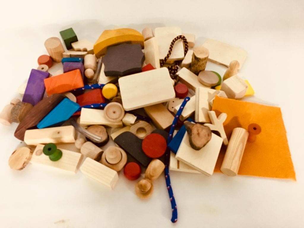 SweetBag Peças Soltas Blocos de construção de madeira coloridos e naturais sobre fundo branco