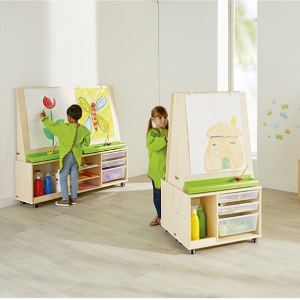 Cavalete Pintura - solo e duo Crianças pintando em cavaletes de madeira com armazenamento e tintas coloridas