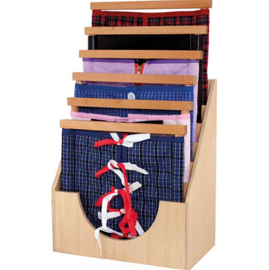 Estrutura Montessori para Aprender a Vestir com 6 Painéis Conjunto de roupa pendurada em cabides de madeira num suporte de madeira clara