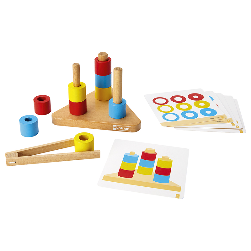 Tricolor Jogo didático de madeira com anéis coloridos e cartas sobre fundo branco