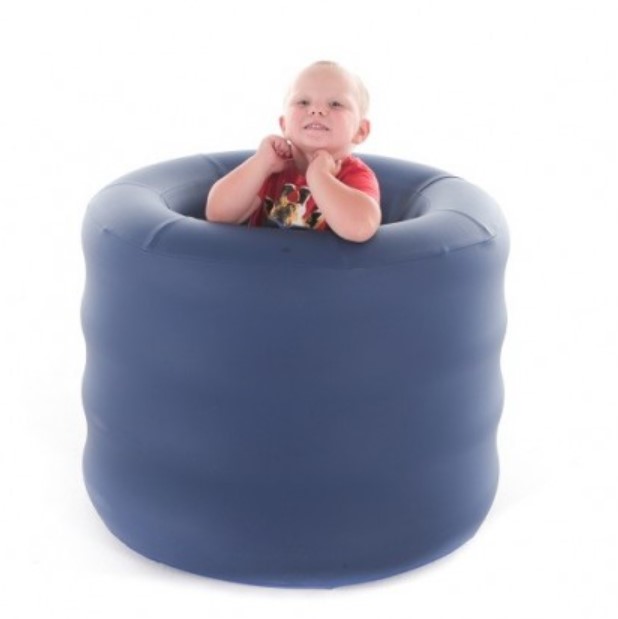 Barril Sensorial Terapêutico – Therapeutic Sensory Barrel Criança numa cadeira inflável azul