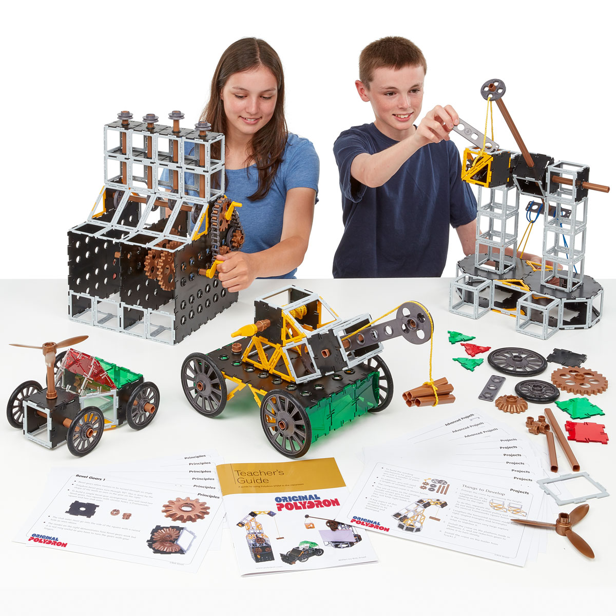 Conjunto Polydron STEM Crianças a montar máquinas mecânicas modulares com manuais ORIGINAL POLYDRON sobre a mesa