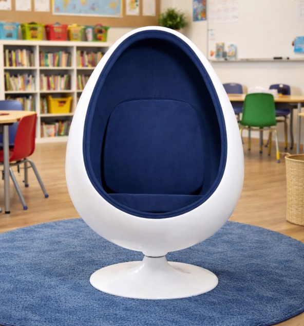 Cadeira Cápsula Sensorial Oval – Serenity Pod Cadeira ovo branca com interior azul escuro numa sala com tapete azul
