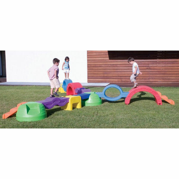 Percurso Motor Brinquedos infantis coloridos para equilíbrio e escalada no relvado com crianças a brincar