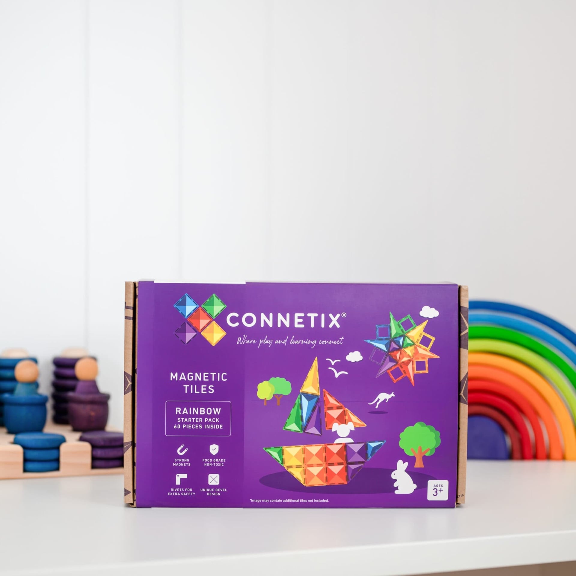 Connetix Rainbow Starter Pack Caixa de azulejos magnéticos Connetix Rainbow Starter Pack sobre uma prateleira branca com brinquedos coloridos ao fundo