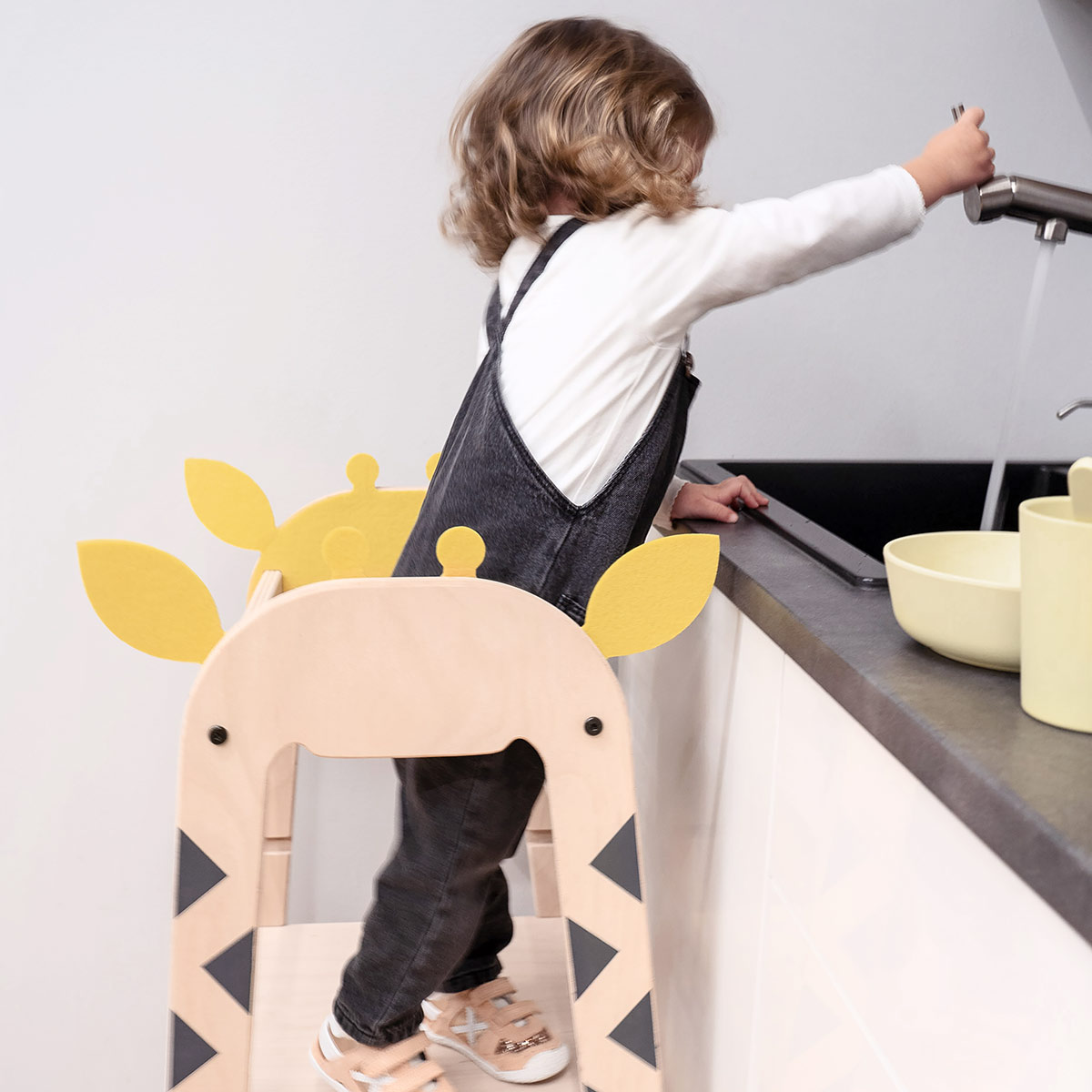 Giraffe Torre de Aprendizagem Criança na escada girafa a usar torneira na cozinha