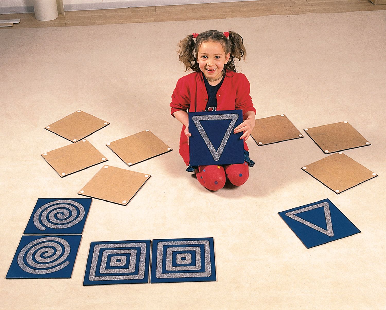 Conjunto de Placas Táteis - 10 peças Criança com quadrados azuis e de cartão com padrões geométricos no chão