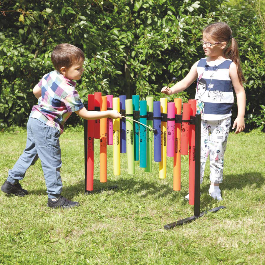 Estrutura Dupla para Boomwhackers ao Ar Livre Duas crianças tocam um xilofone colorido montado numa estrutura preta no relvado
