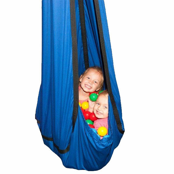 Sling Terapêutico Sensorial com Bolas Plásticas Baloiço de tecido azul com duas crianças e bolas coloridas