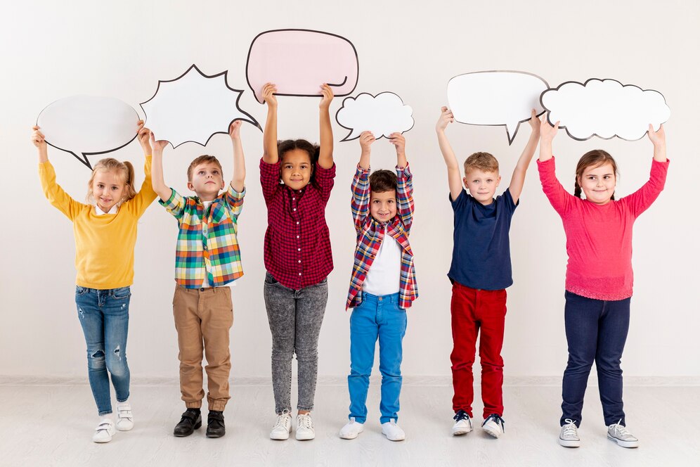 Crianças segurando sinais de fala em branco