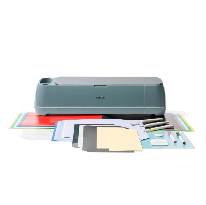 Cricut Maker 4 - Kit Iniciação Essentials Bundle Máquina de corte Cricut com acessórios e papéis coloridos sobre fundo branco