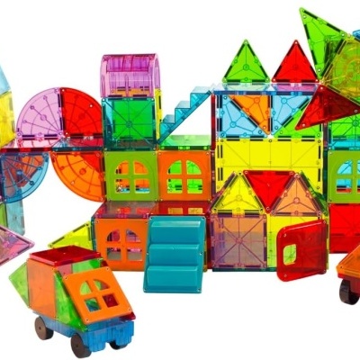 Conjunto de brinquedo magnético com formas geométricas coloridas translúcidas montadas em modelos de edifícios e veículos