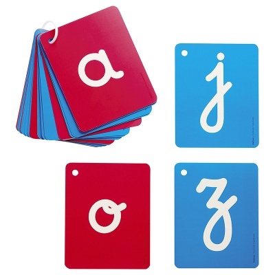 Cartões educativos em plástico vermelho e azul com letras brancas minúsculas cursivas