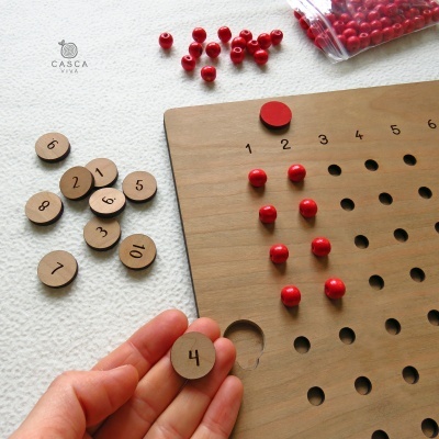 Jogo educativo em madeira com peças numeradas e bolas vermelhas