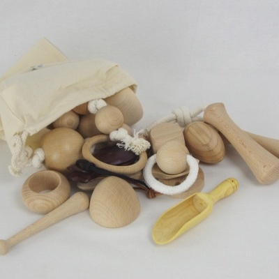 Utensílios de cozinha de madeira clara e saco de pano bege