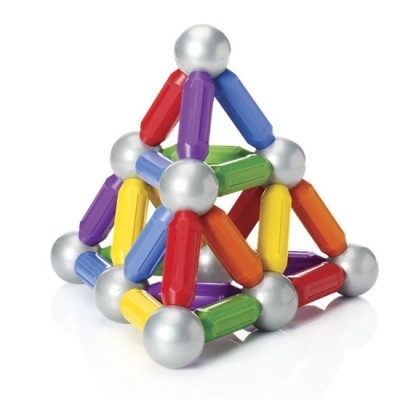 Estrutura 3D de peças magnéticas coloridas ligadas por esferas prateadas