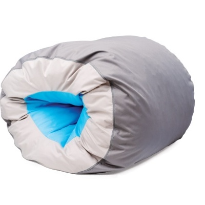 Saco de dormir enrolado cinzento, bege e azul claro