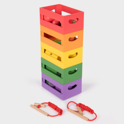 Caixas de madeira coloridas empilhadas com cordões vermelhos