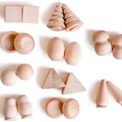 Peças de madeira natural em várias formas geométricas sobre fundo branco.