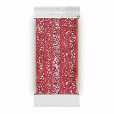 Expositor vertical com embalagem vermelha e branca em padrão irregular