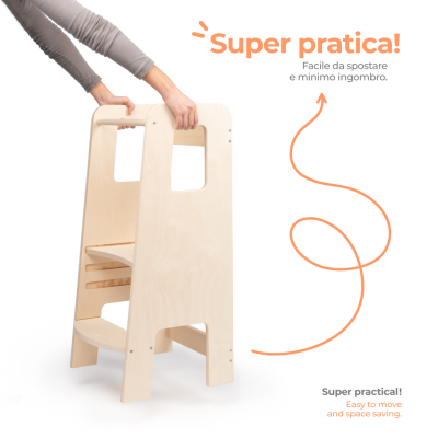 Cadeira escadote dobrável de madeira clara manuseada por uma pessoa