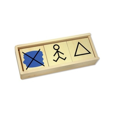 Blocos de madeira com desenhos de figuras e caixa de madeira