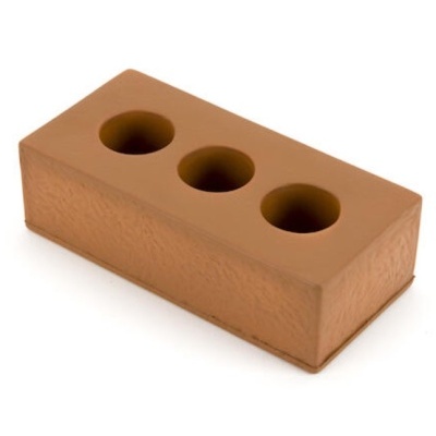 Bloco decorativo castanho com três buracos circulares no topo