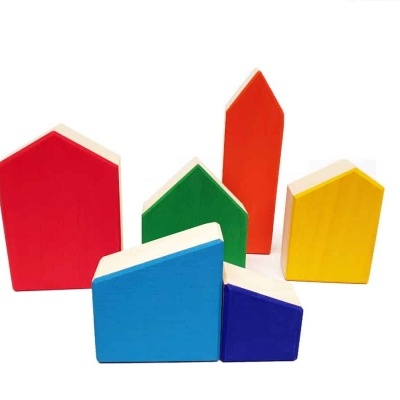 Blocos de madeira coloridos em formas de casas