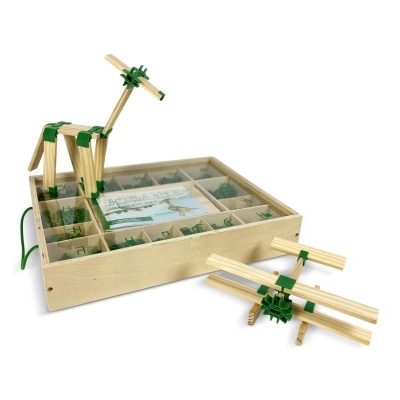 Conjunto de construção em madeira com peças e elásticos verdes, figuras de cavalo e avião, caixa organizadora