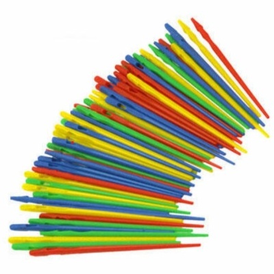 Conjunto de palhinhas coloridas em plástico azul, vermelho, amarelo e verde