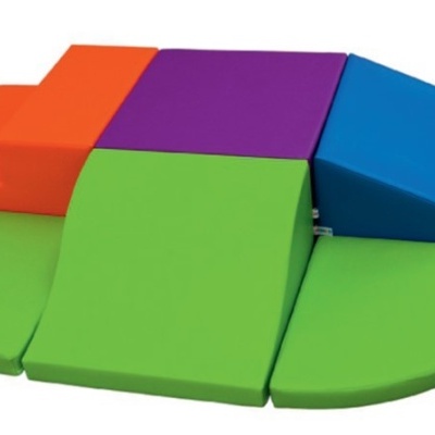 Almofadas geométricas coloridas em espuma