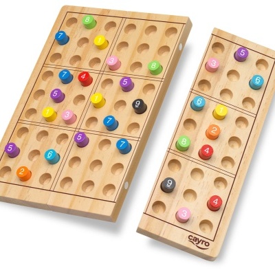 Conjunto tábuas de madeira com peças coloridas numeradas