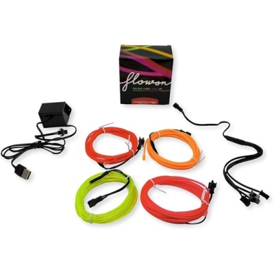 Conjunto de cabos e adaptadores coloridos com caixa preta decorada