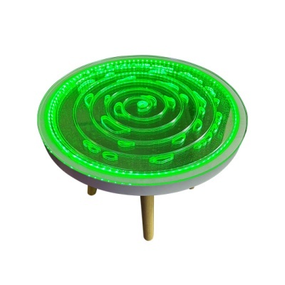 Mesa redonda com tampo de vidro iluminado a verde e pernas de madeira clara