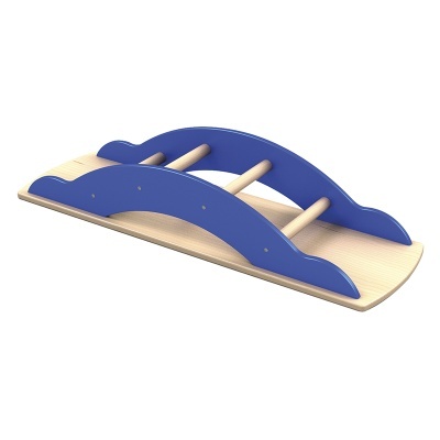 Estrutura de madeira com arco azul e barras de madeira clara para jogo infantil