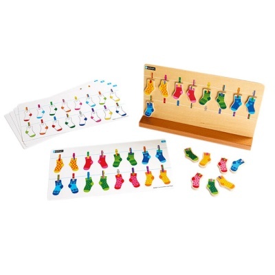 Jogo educativo de madeira com meias coloridas e cartões para correspondência