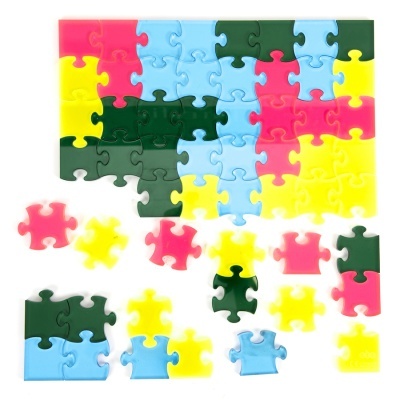 Peças de puzzle coloridas parcialmente montadas em fundo branco