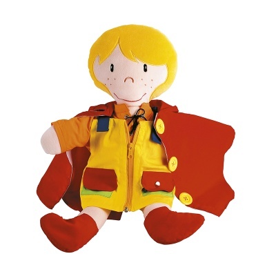 Boneco de tecido com roupa colorida