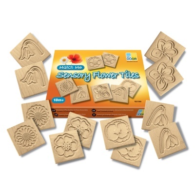 Peças táteis em madeira com desenhos de flores e caixa de jogo sensorial